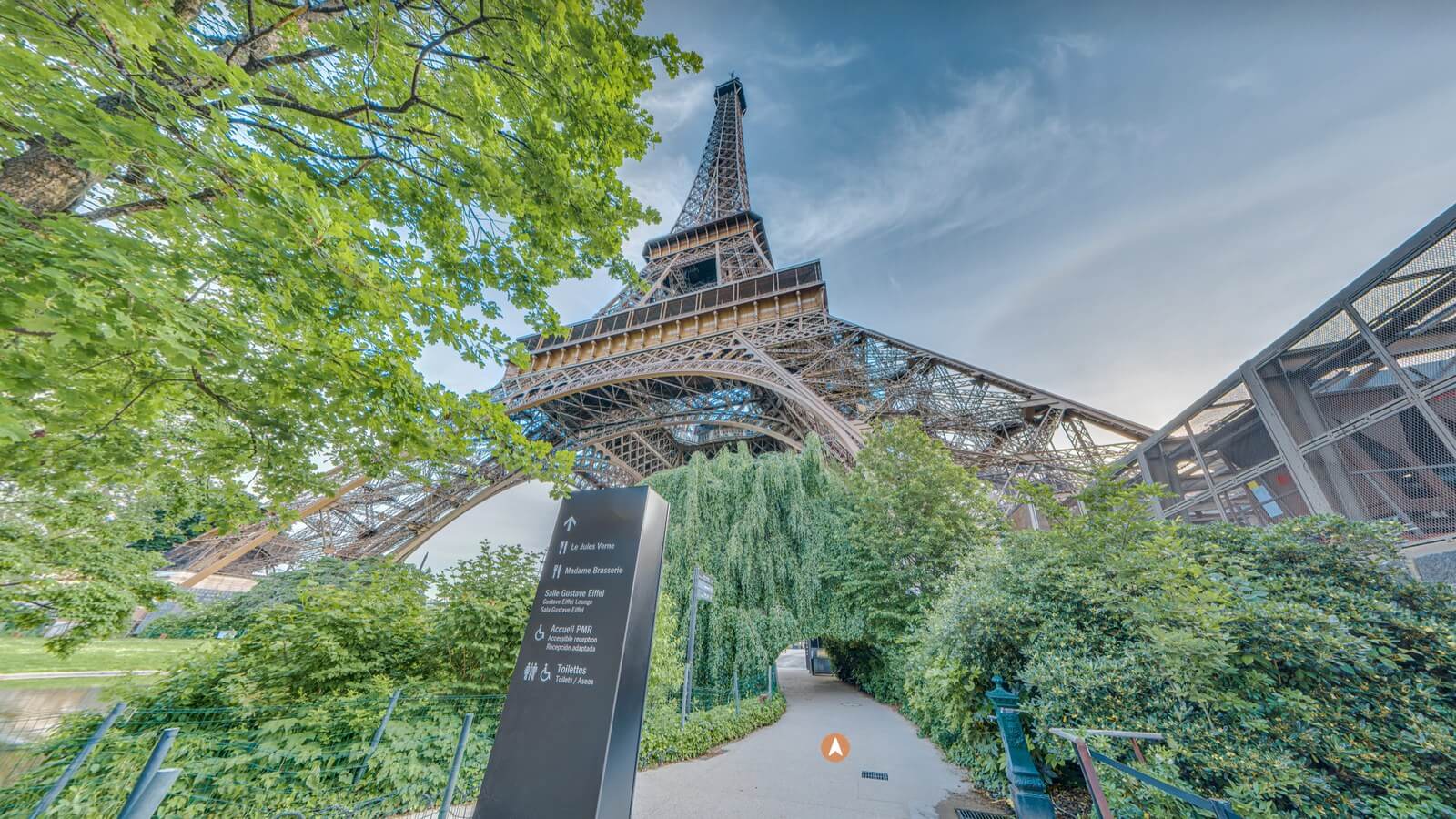 Vue 360° du parvis de la tour Eiffel et panneau directionnel vers Madame Brasserie