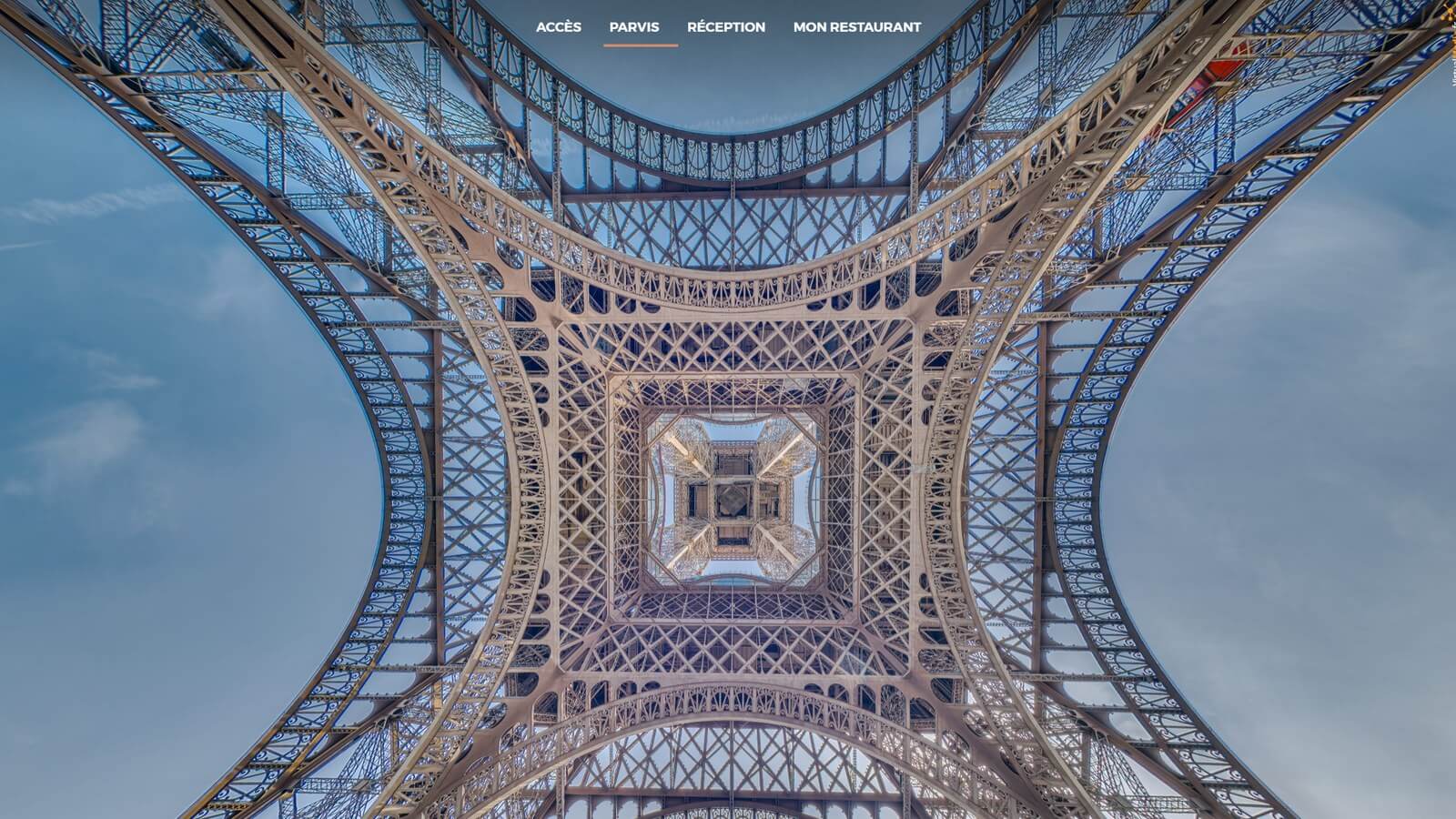Parcours d'acc&egrave;s de la visite virtuelle, vue sous la tour Eiffel, menu Acc&egrave;s Parvis R&eacute;ception